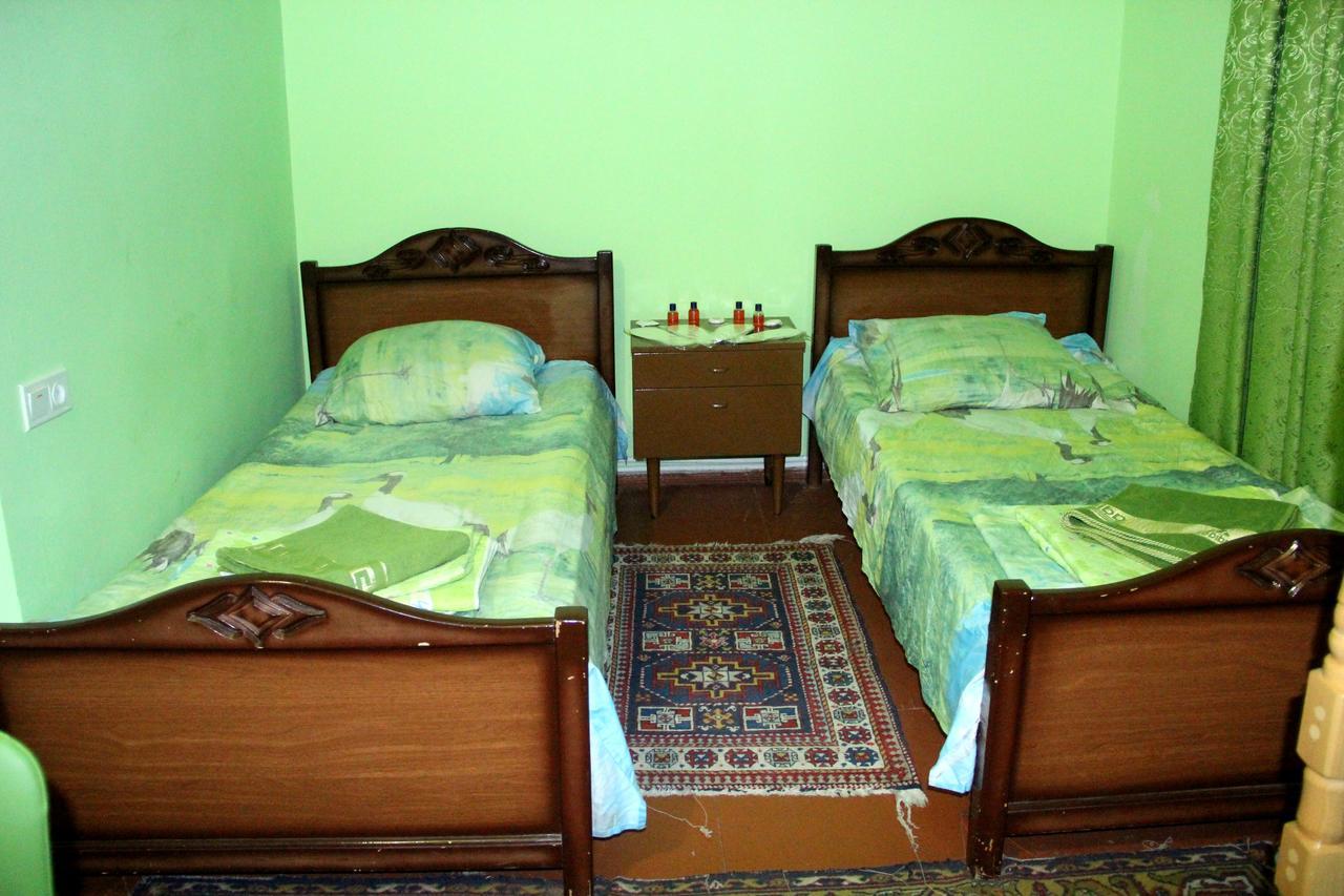 Karinitas Family Hostel Jerevan Buitenkant foto