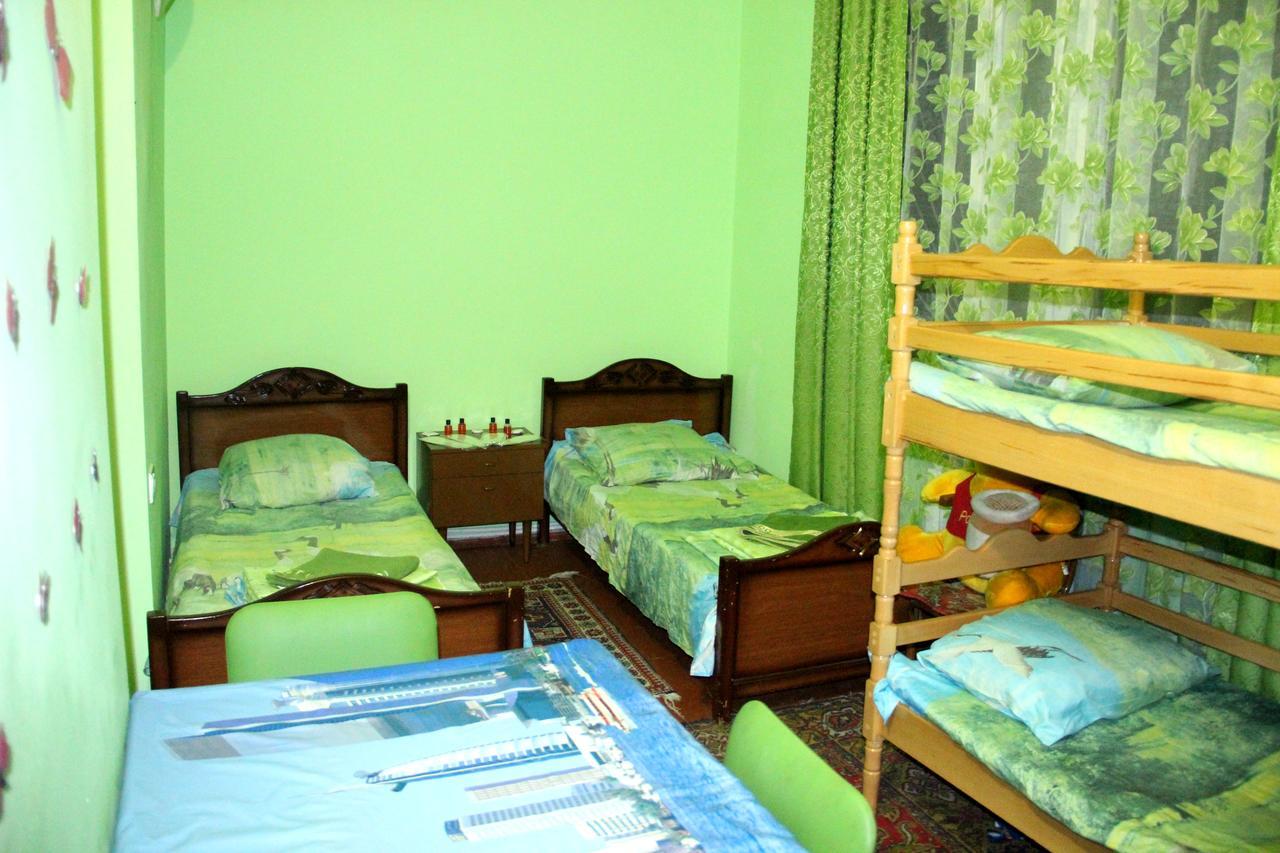 Karinitas Family Hostel Jerevan Buitenkant foto